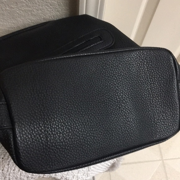 NWOT Pebbled Vegan Shoulder Bag with Large Tassel - Picture 11 of 12